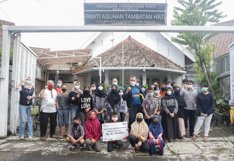 Foto bersama dalam rangka penyerahan bantuan untuk panti asuhan Tambatan Hati oleh PT KAI.