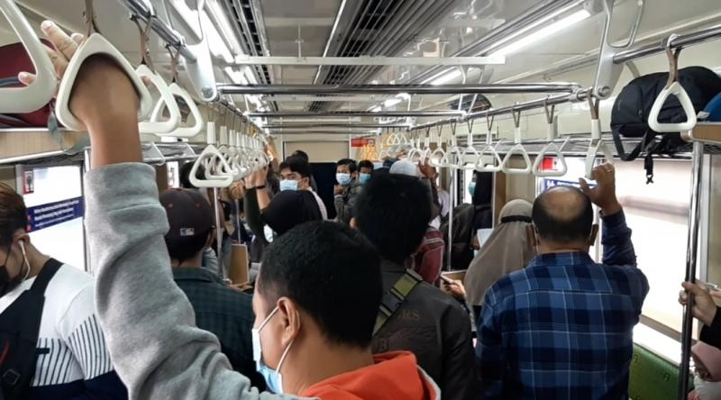 Suasana di dalam KRL.