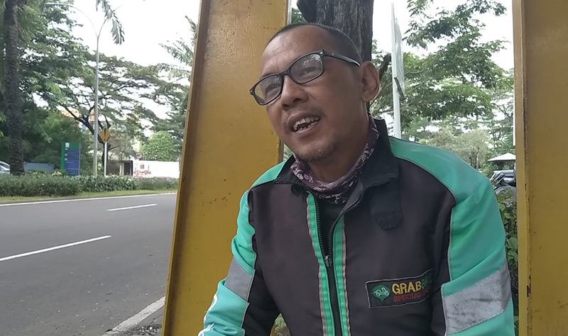 Andi driver ojol yang sedang menunggu orderan di kawasan Grand Wisata, Tambun