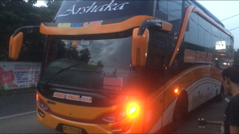 Bus Sudiro Tungga Jaya (STJ) tiba di depan agen tiket bus Bulak Kapal, Bekasi, Jumat (12/3/2021). Foto: BeritaTrans.com.