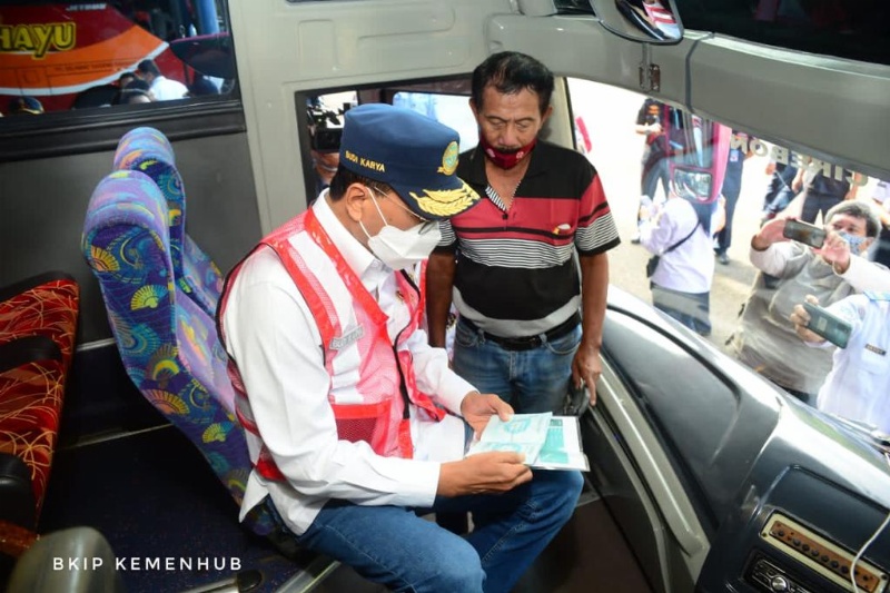Menhub saat uji coba uji KIR keliling