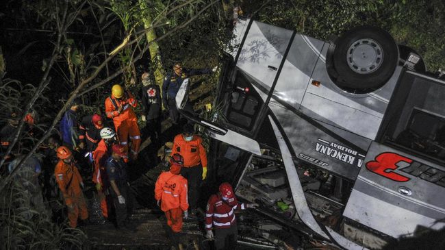Evakuasi bus pariwisata yang masuk ke dalam jurang di daerah Sumedang, Jawa Barat.