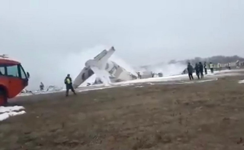 Puing pesawat militer Antonov An-26 yang jatuh saat mendarat di Almaty, Kazakhstan pada Sabtu (13/3/2021). (Foto: Istimewa)