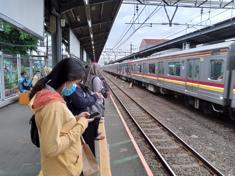 Calon penumpang KRL