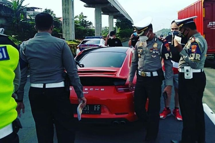 Video yang memperlihatkan seorang pengendara mobil sport diberhentikan dan ditindak oleh polisi viral di media sosial.Penindakan itu dilakukan di Off Ramp Taman Mini Indonesia Indah (TMII), Jakarta Timur, pada Jumat (12/3/2021), kemarin. Foto: instagram @satpjr_poldametrojaya/Kompas.com)