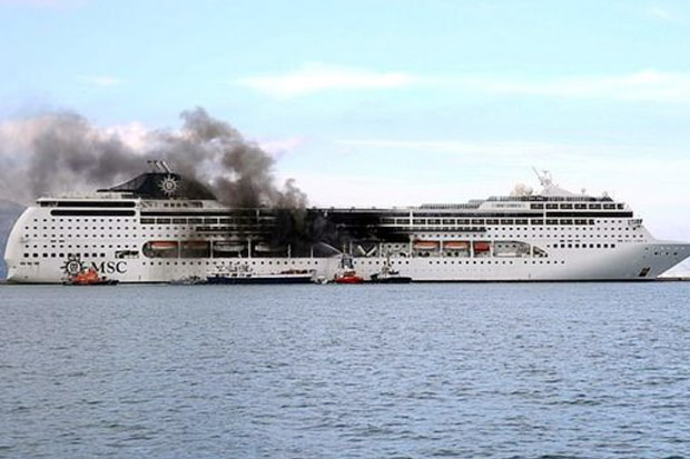 Kapal pesiar MSC Lirica terbakar saat berlabuh di lepas pantai Yunani. Foto/Express