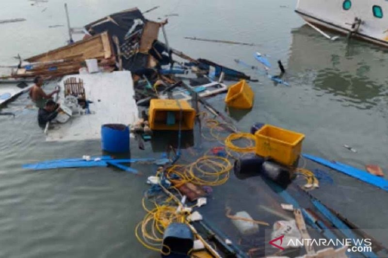 Perahu Motor Sumber Barokah yang dinahkodai Nosra (40), warga setempat hancur berkeping-keping. Tiga ABK mengalami luka bakar dan patah tulang. Foto: Antara
