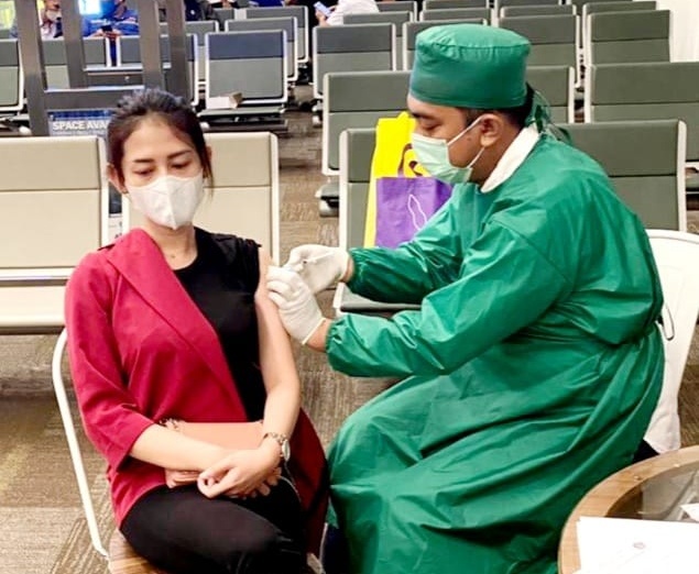 Pegawai Bandara Husein Sastranegara sedang divaksin, Sabtu (13/3/2021). Foto: Mabruri JW