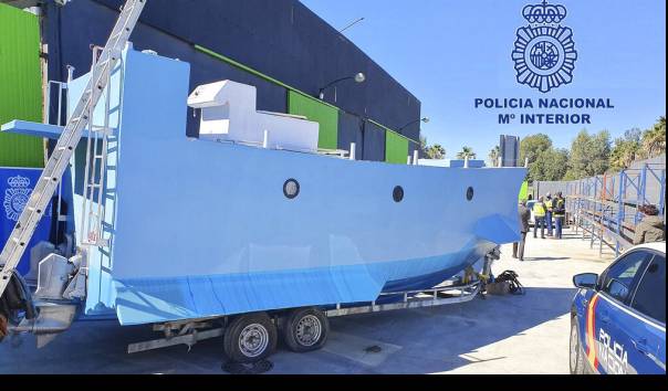 Kapal selam buatan berkapasitas 2,2 ton kargo yang rencananya digunakan untuk mengangkut narkoba ini berhasil disita oleh kepolisian Spanyol. (Sumber: Police Nacional via AP)