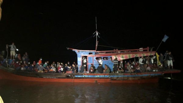 Foto: TNI AL amankan kapal nelayan angkut ratusan TKI ilegal (dok. Lanal TBA)