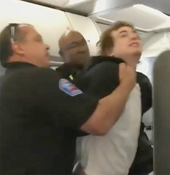 Penumpang ditangkap polisi di dalam pesawat. Foto: ilustrasi.
