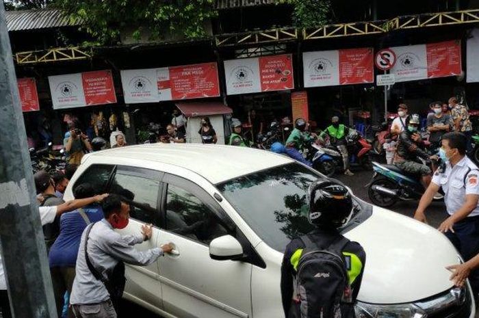 Daihatsu Xenia digotong warga ramai-ramai karena salah parkir di atas rel kereta api depan BTC Solo. Foto: Otomotifnet.com