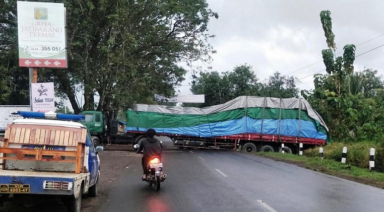 Sopir ingin putar balik, truk trailer muatan kertas malah terperosok di parit. Lalu-lintas kendaraan macet total. (Taryani)