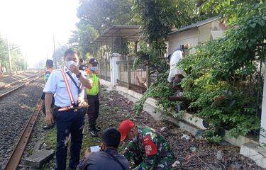 Seorang kakek ditemukan tewas akibat tersangkut di pagar jalur rel kereta api di Jalan Lenteng Agung Raya, Jagakarsa, Jakarta Selatan pada Jumat (12/3/2021) pagi. Foto: Kompas.com