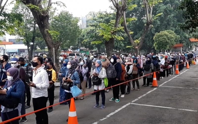 Antrean calon pengguna KRL di hal utara Stasiun Bekasi pada Senin (15/3/2021) pagi. 