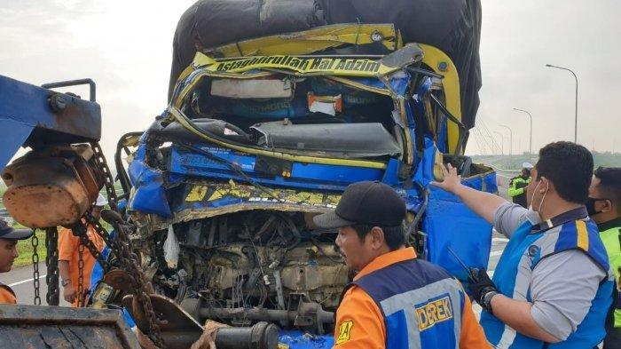 Kecelakaan truk pengangkut cabai dengan truk gandeng di Jalan Solo-Ngawi tepatnya di Ngemplak, Boyolali, Sabtu (13/3/2021). Foto: Tribunnews.com