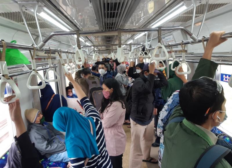 Suasana di dalam KRL dari arah Stasiun Cikarang menuju JakartaKota sesaat setalah menaikkan penumpang di Stasiun Bekasi pada Senin, 15 Maret 2021 pagisekitar pukul 9.00.
