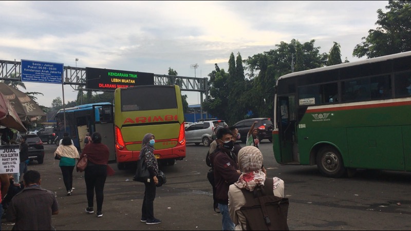 Bus Kota terlihat menunggu penumpang di sisi jalan depan Gerbang Tol Bekasi Timur, Senin (15/3/2021). Foto: BeritaTrans.com.