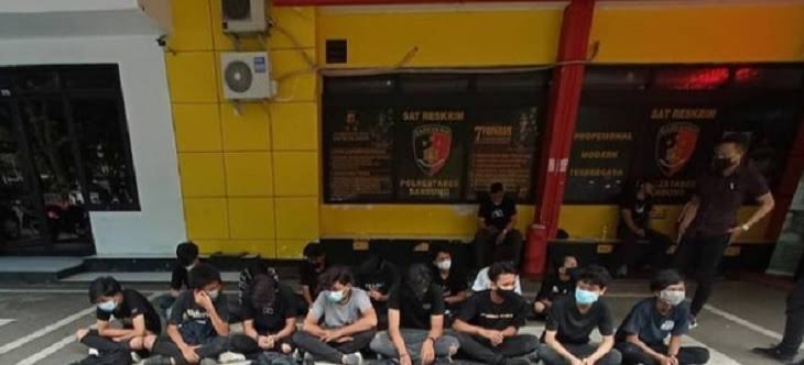 Sebanyak 15 remaja berstatus pelajar SMA ditangkap petugas Polrestabes Bandung. Mereka kedapatan konvoi motor dan ugal-ugalan di jalan raya. Foto: Radarbandung.id