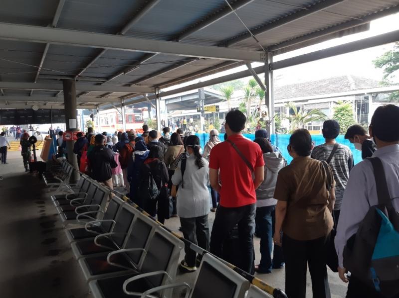 Antrean pengguna KRL di Stasiun Bekasi pada Senin, 15 Maret 2021, pagi.