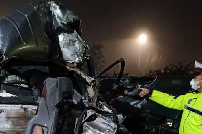 Isuzu Elf menghantam truk fuso yang sedang berhenti di pinggir jalan. Foto: Otomotifnet.com