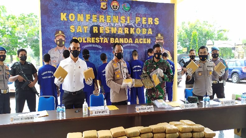 Kapolresta Banda Aceh Kombes Pol Joko Kridiyanto bersama Danlanud SIM Kolonel Pnb Hendri Ahmad Badawi memperlihatkan barang bukti ganja yang diamankan di Bandara SIM di Mapolresta Banda Aceh, Selasa (16/3/2021). (Foto: Antara)