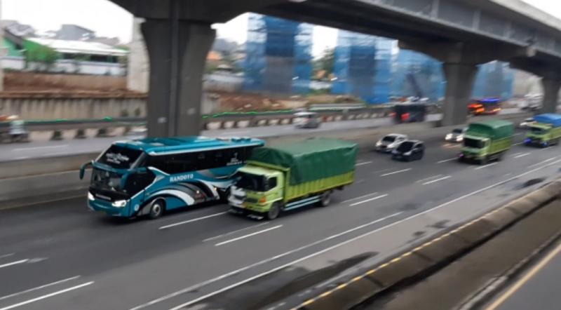 Ilustrasi kendaraan melaju dari arah Jakarta di tol Cikampek.