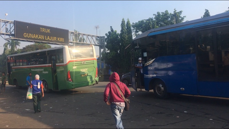 Bus Kota di depan Gerbang Tol Bekasi Timur, Rabu (17/3/2021). Foto: BeritaTrans.com