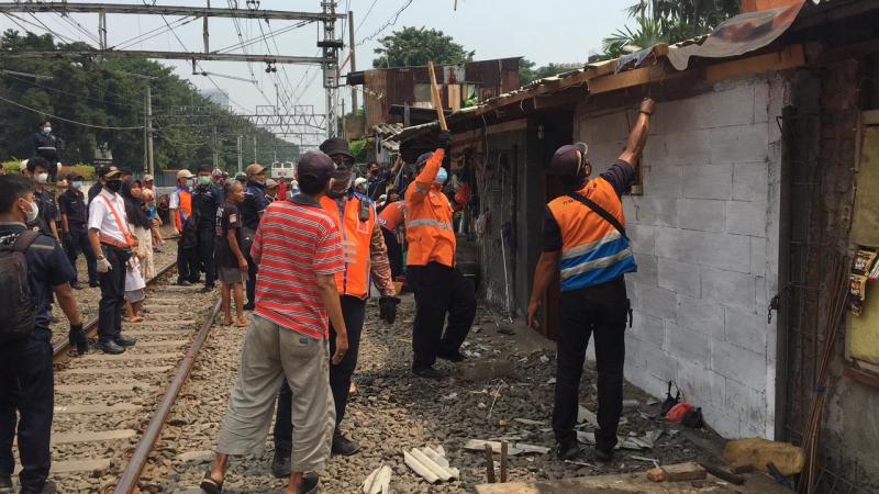 Pembongkaran bangunan liar di jalur KA lintas Ancol-Pasar Senen oleh PT KAI Daop 1 Jakarta. (Istimewa)