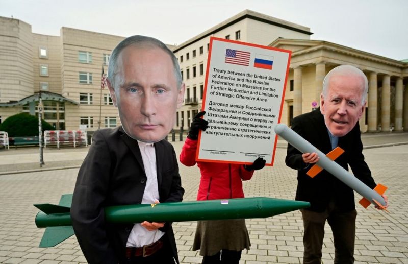 Para aktivis memasang topeng Presiden Rusia Vladimir Putin dan Presiden AS Joe Biden di Berlin, Jerman, 29 Januari 2021. Foto: JOHN MACDOUGALL/AFP VIA GETTY IMAGES