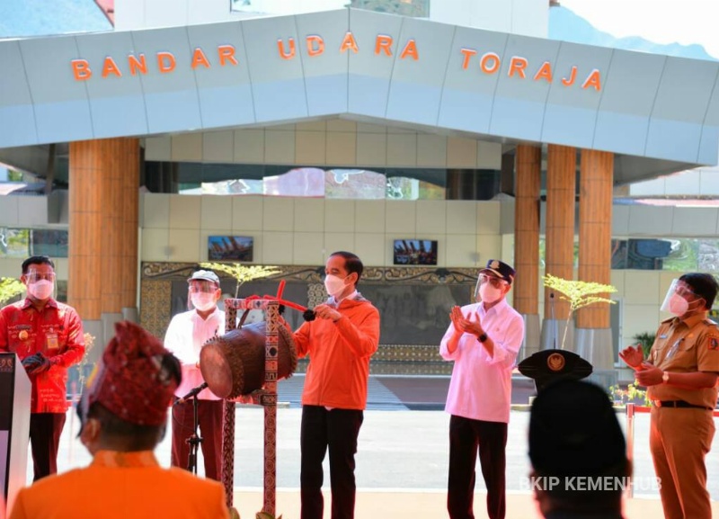 Presdien saat meresmikan dua bandara di Toraja