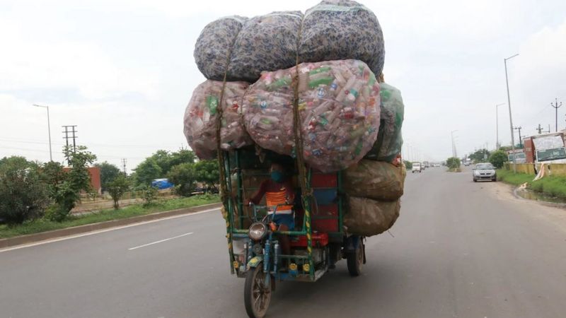 India memimpin dunia dalam bereksperimen dengan jalan aspal-plastik sejak awal tahun 2000-an. Foto: Getty Images.