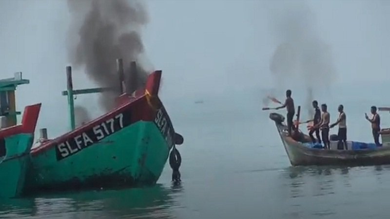 Kejari Belawan Sumatera Utara membakar 6 kapal asing yang mencuri ikan di perairan Indonesia. Foto: Okezone.com