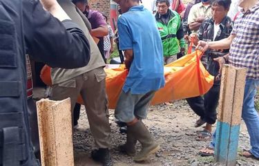Jenazah guru yang tertabrak kereta api di perlintasan liar di bawah flyover Kecamatan Natar, Lampung Selatan. Foto: Kompas.com
