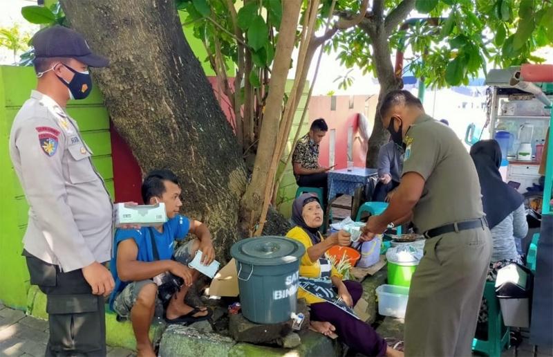 Polres Kepulauan Seribu bagikan masker (foto:humasreskepseribu)
