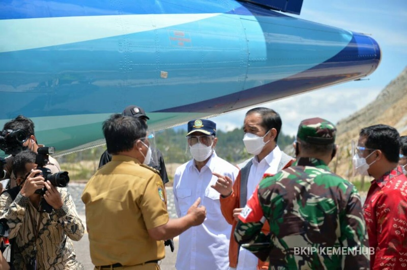Menhub mendampingi Presiden saat meresmikan dua bandara di Toraja
