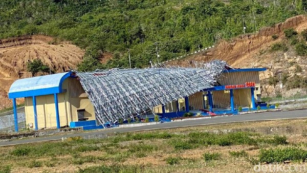 Foto: Atap ruang tunggu Bandara Siau di Sulut rusak parah. (Trisno Mais/detikcom)