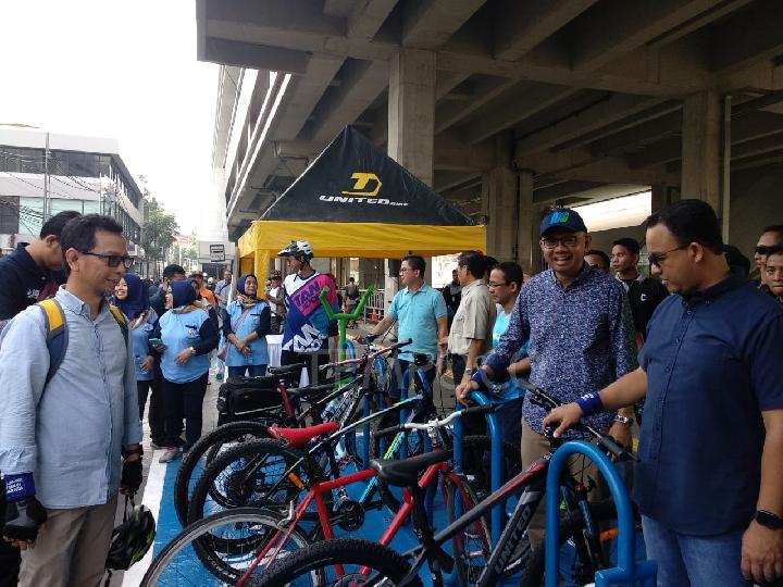 Gubernur DKI Jakarta Anies Baswedan bersama dengan Direktur Utama PT MRT Jakarta William Sabandar (bertopi) saat melihat parkiran sepeda di Stasiun MRT Cipete Raya, Jakarta Selatan, Sabtu pagi, 12 Oktober 2019. Foto: Tempo.co