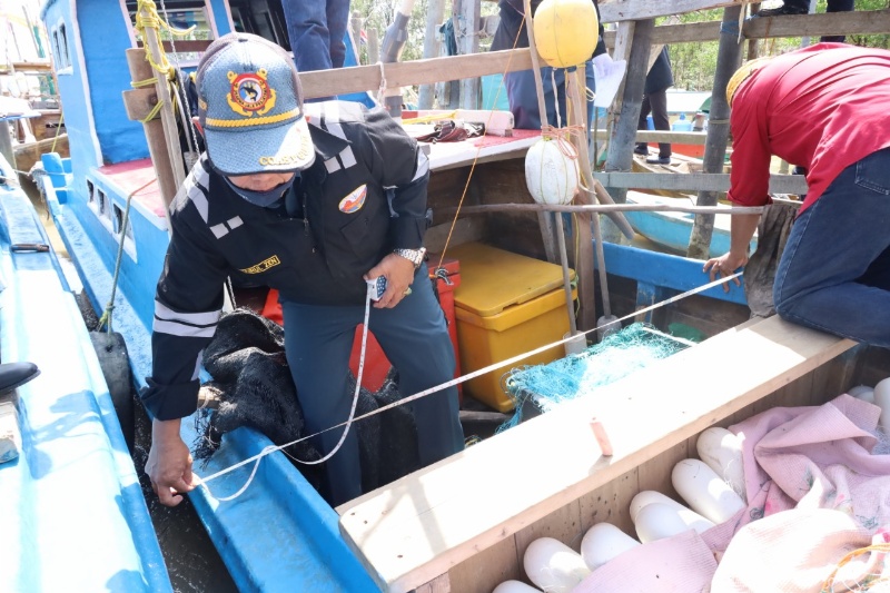 Petugas mengukur kapal nelayan secara gratis di Leho, Tanjung Balai Karimun