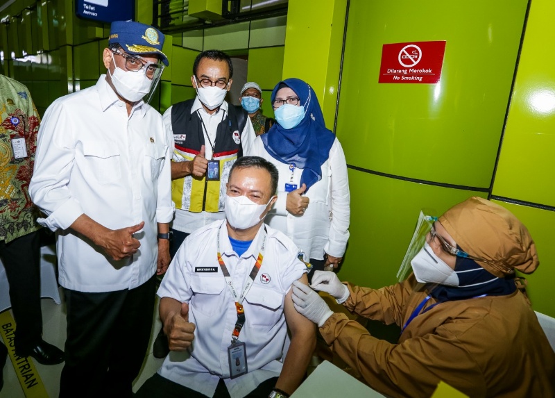 Menhub saksikan ABK KM Kelud divaksin di Stasiun Gambir