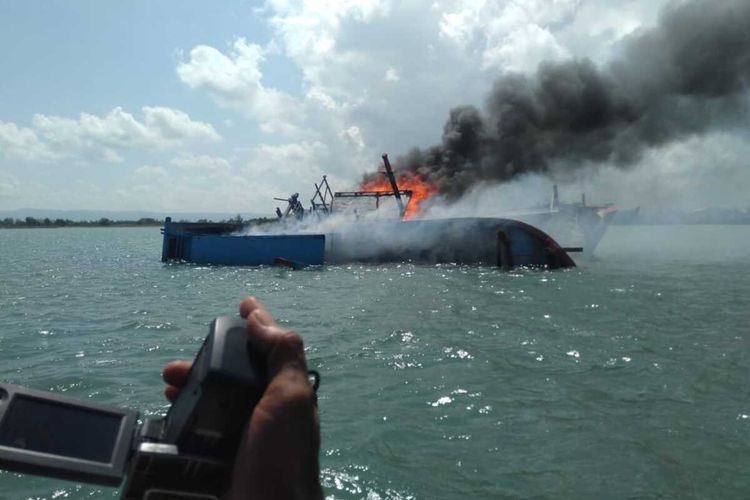 Dua Kapal Ikan Asing yang melakukan pelanggaran di perairan indonesia wilayah aceh, dimusnahkan dengan cara dibakar dan ditenggelamkan setelah mendapat kekuatan hukum tetap. Kapal asal Thailand ini ditangkap tahun 2019 lalu saat sedang melakukan tindak pencurian ikan.