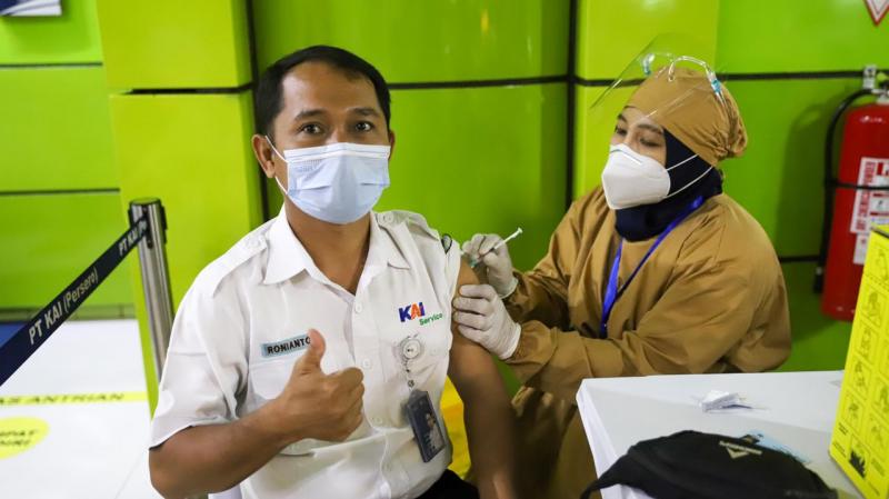 Pegawai KAI melakukan vaksin Covid-19 di Stasiun Gambir. 