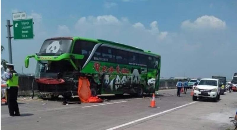 Kecelakaan lalu-lintas kembali terjadi di Jalan Tol Surabaya-Mojokerto (Tol Sumo). Tepatnya, KM 736/200 Desa Mulung, Kecamatan Driyorejo, Gresik