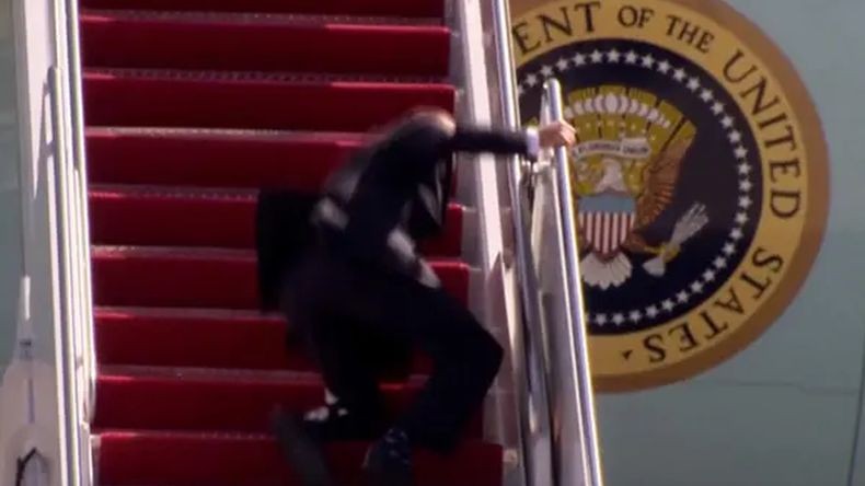 Joe Biden tersandung saat naik tangga pesawat Air Force One (Screengrab: The Guardian)