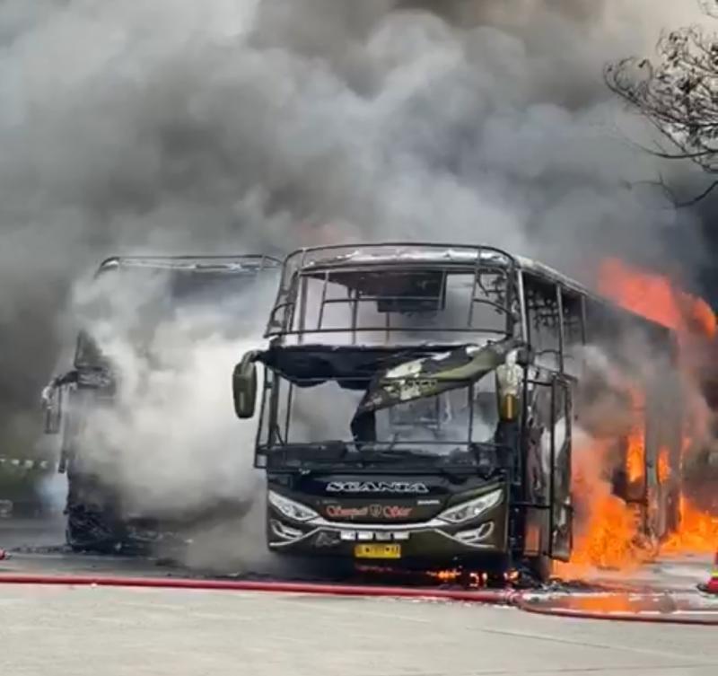 Dua unit bus PO Sempati Star terbakar di Terminal Batoh, Banda Aceh pada Sabtu (20/3/2021).(Istimewa)
