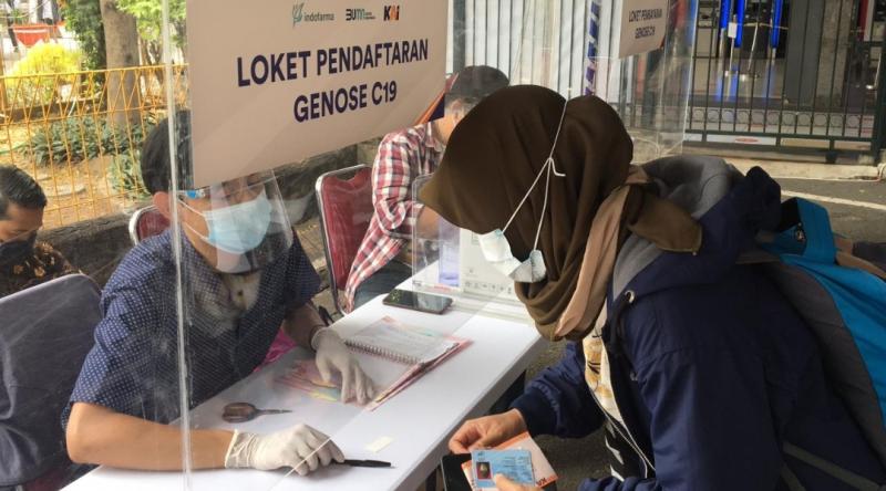 Calon penumpang kereta api melakukan pendaftaran tes GeNose di Stasiun Bekasi. (Dok.Humas KAI Daop 1 Jakarta)