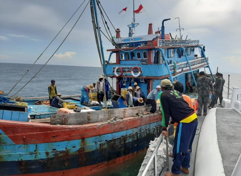 Kapal Pengawas KKP menangkap empat kapal yang menggunakan cantrang di Selat Makassar.
