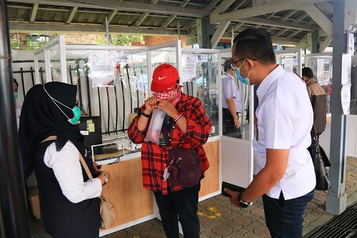 Pemeriksaan GeNose di stasiun dilaksanakan sebelum menggunakan jasa kereta api jarak jauh. (Ist.)