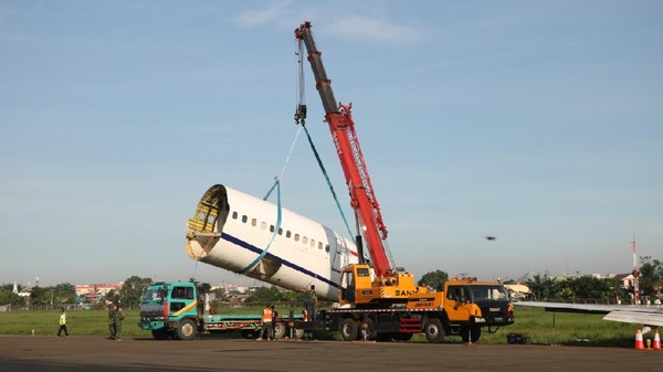 Proses evakuasi Trigana Air. (Foto: Dok. Humas Lanud Halim Perdanakusuma)