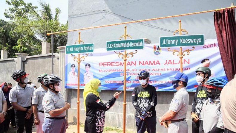 Gubernur Jatim Khofifah Indar Parawansa meresmikan tiga nama jalan di Lingkar Tuban. Yakni Jalan KH Hasyim Asyhari, Jalan KH Abd. Wahab Hasbullah, dan Jalan Tonny Koeswoyo. (Foto: Istimewa)